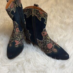 L'ATISTE Textured Leaf Design Footwear Sz 39